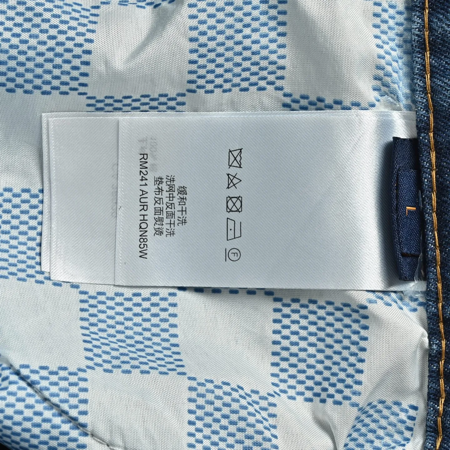 Louis Vuitton/Louis Vuitton denim shorts with embroidered logo on the back pocket